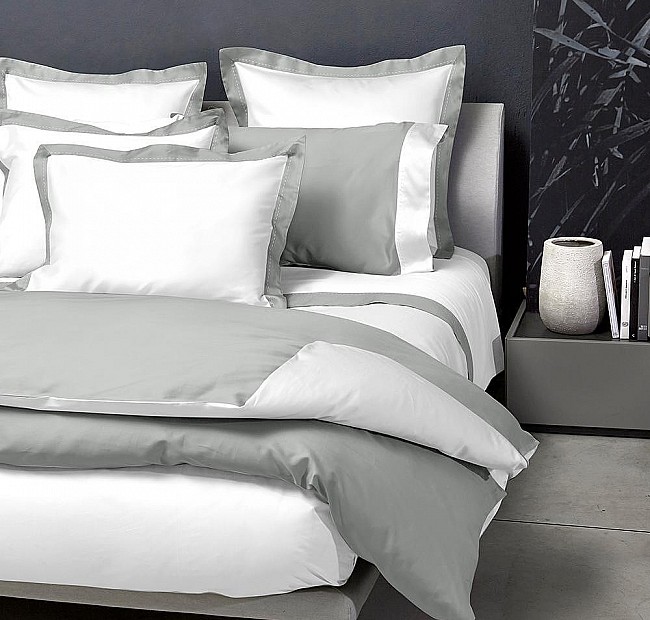 Италианско спално бельо Signoria Firenze Double White Silver 300TC нишки, Спалното Бельо - Магазин за спално бельо Италианско спално бельо Signoria Firenze Double White Silver 300TC нишки - Открийте идеалния баланс между елегантна простота и изискан комфорт с този двулицев спален комплект от колекцията Double на Signoria Firenze.