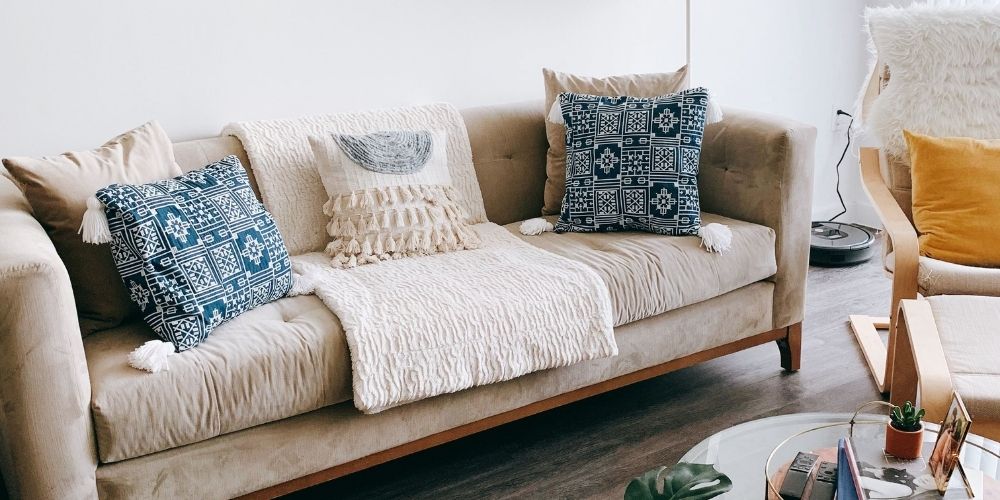 Кои възглавници да изберете за бежов диван? Няколко практически съвета