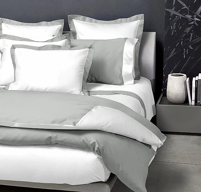 Италианско спално бельо Signoria Firenze Double White Silver 300TC нишки, Спалното Бельо - Магазин за спално бельо Италианско спално бельо Signoria Firenze Double White Silver 300TC нишки - Открийте идеалния баланс между елегантна простота и изискан комфорт с този двулицев спален комплект от колекцията Double на Signoria Firenze.