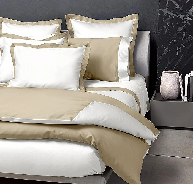 Италианско спално бельо Signoria Firenze Double White Taupe 300TC нишки, Спалното Бельо - Магазин за спално бельо Италианско спално бельо Signoria Firenze Double White Taupe 300TC нишки - Съчетавайки свежест и стил за младия дух, този съвременен спален комплект от колекцията Double на Signoria Firenze предлага модерна визия с контрастни бордове, голяма практичност и