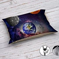 Ръчно изработено спално бельо 3D Galaxy Ръчно изработено спално бельо 3D Galaxy - Спално бельо с 3Д принт на галаткически планети от био памучен сатен, а принтът е върху мек микрофибър.