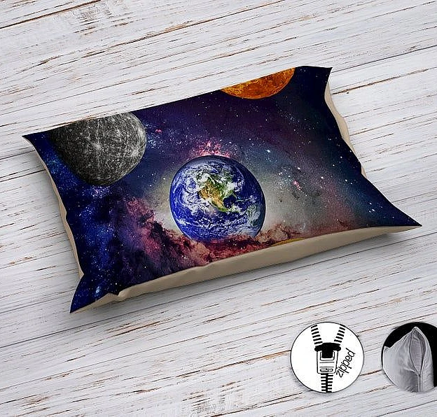 Ръчно изработено спално бельо 3D Galaxy Ръчно изработено спално бельо 3D Galaxy - Спално бельо с 3Д принт на галаткически планети от био памучен сатен, а принтът е върху мек микрофибър.