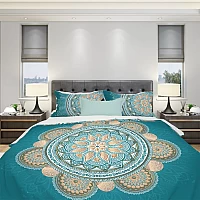 Ръчно изработен комплект спално бельо от синьо злато Boho Ръчно изработен комплект спално бельо от синьо злато Boho - Чрез закупуване на комплект спално бельо от мандала от Никол Танеф ще бъде гарантиран здравословен нощен сън и усещане за уникалност, тъй като никъде другаде не можете да намерите същите дизайни.