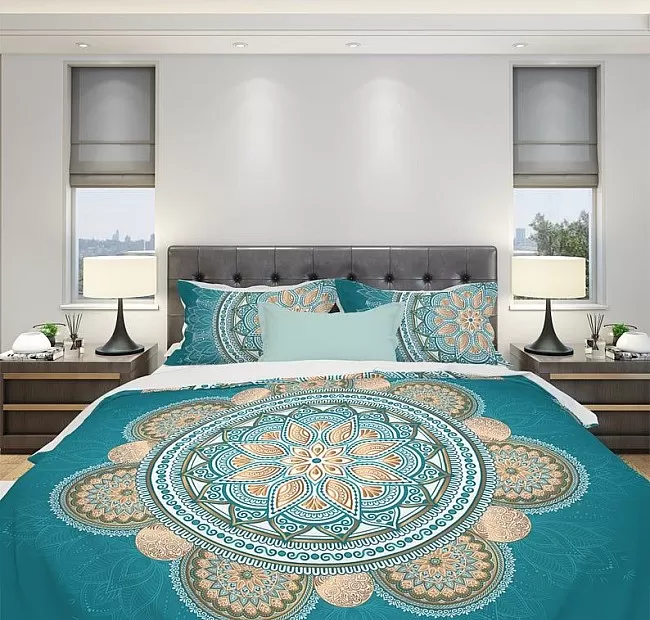Ръчно изработен комплект спално бельо от синьо злато Boho Ръчно изработен комплект спално бельо от синьо злато Boho - Чрез закупуване на комплект спално бельо от мандала от Никол Танеф ще бъде гарантиран здравословен нощен сън и усещане за уникалност, тъй като никъде другаде не можете да намерите същите дизайни.