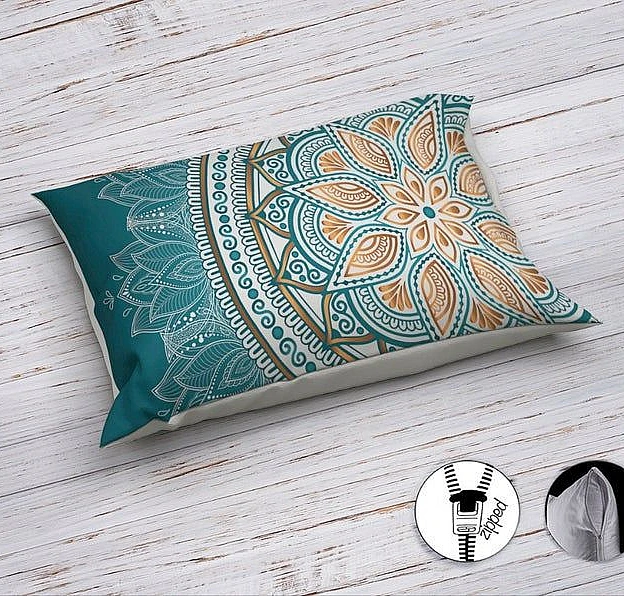 Ръчно изработен комплект спално бельо от синьо злато Boho Ръчно изработен комплект спално бельо от синьо злато Boho - Чрез закупуване на комплект спално бельо от мандала от Никол Танеф ще бъде гарантиран здравословен нощен сън и усещане за уникалност, тъй като никъде другаде не можете да намерите същите дизайни.