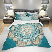 Ръчно изработен комплект спално бельо от синьо злато Boho Ръчно изработен комплект спално бельо от синьо злато Boho - Чрез закупуване на комплект спално бельо от мандала от Никол Танеф ще бъде гарантиран здравословен нощен сън и усещане за уникалност, тъй като никъде другаде не можете да намерите същите дизайни.