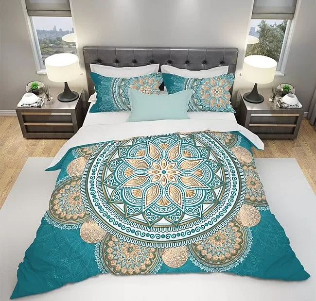 Ръчно изработен комплект спално бельо от синьо злато Boho Ръчно изработен комплект спално бельо от синьо злато Boho - Чрез закупуване на комплект спално бельо от мандала от Никол Танеф ще бъде гарантиран здравословен нощен сън и усещане за уникалност, тъй като никъде другаде не можете да намерите същите дизайни.