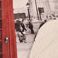 Двулицево Одеяло с пано Биг Бен Двулицево Одеяло с пано Биг Бен - Одеялото е от Мека и качествена материя с принт на прословития часовник Биг Бен в Лондон.
