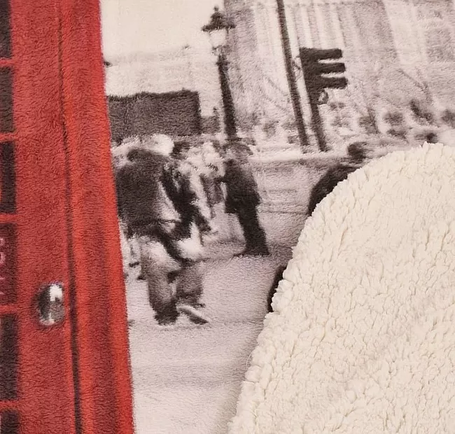 Двулицево Одеяло с пано Биг Бен Двулицево Одеяло с пано Биг Бен - Одеялото е от Мека и качествена материя с принт на прословития часовник Биг Бен в Лондон.