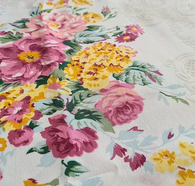 Прекрасно спално бельо Soft Flowers - Прекрасно спално бельо от качествен памучен плат в нежни цветя и орнаменти, които се преплитат хармонично и изискано.