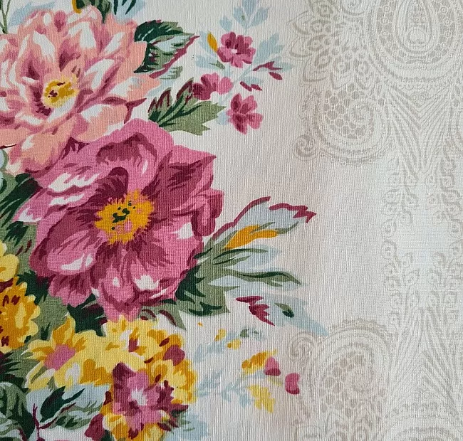 Прекрасно спално бельо Soft Flowers - Прекрасно спално бельо от качествен памучен плат в нежни цветя и орнаменти, които се преплитат хармонично и изискано.